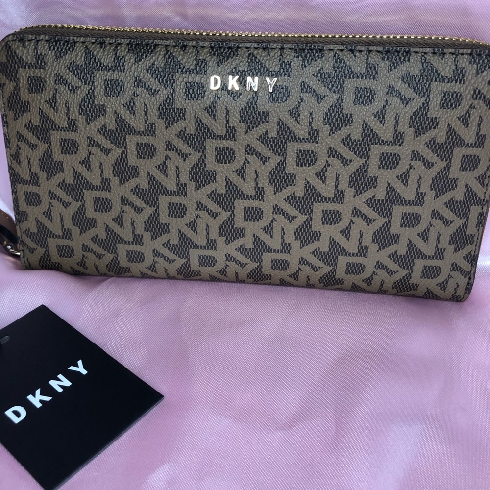 Women’s DKNY wallet